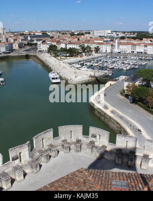 LA ROCHELLE, Frankreich, 17. JULI 2017: Blick auf den alten Hafen von St. Nicholas Turm in La Rochelle. Ein historisch reiche Stadt an der Atlantikküste Stockfoto