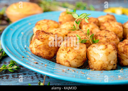 Hausgemachte fried mini Kroketten aus gebackenen Kartoffeln, lecker und sehr schönes Rezept Stockfoto