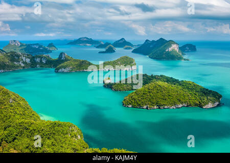 Tropische Inselgruppe in Ang Thong National Marine Park, Thailand. Ansicht von oben Stockfoto
