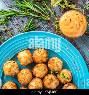 Hausgemachte fried mini Kroketten aus gebackenen Kartoffeln, lecker und sehr schönes Rezept Stockfoto