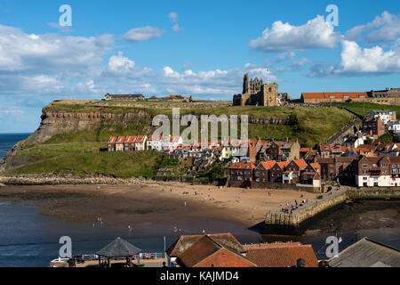 Whitby East Cliff Übersicht mit der St. Maria Kirche und Abtei Stockfoto