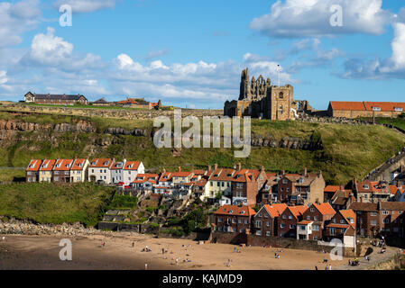 Whitby East Cliff Übersicht mit der St. Maria Kirche und Abtei Stockfoto