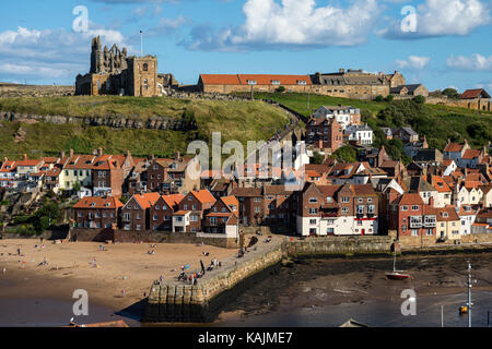 Whitby East Cliff Übersicht mit der Kirche St. Mary und Abtei Stockfoto