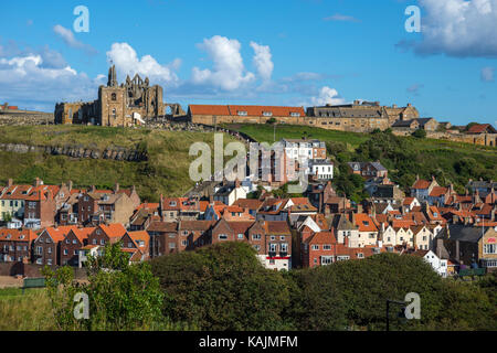 Whitby East Cliff Übersicht mit der St. Maria Kirche und Abtei Stockfoto