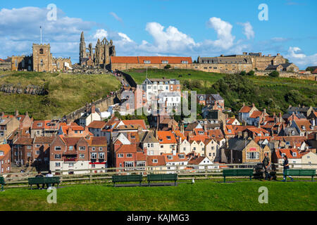 Whitby East Cliff Übersicht mit der St. Maria Kirche und Abtei Stockfoto