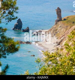 Rio de la Miel Watch Tower Auf der Alberquillas Strand, Teil der Steilküste von Maro-Cerro Gordo Natural Park, in der Nähe von Maro, Nerja, Provinz Malaga, Costa Stockfoto