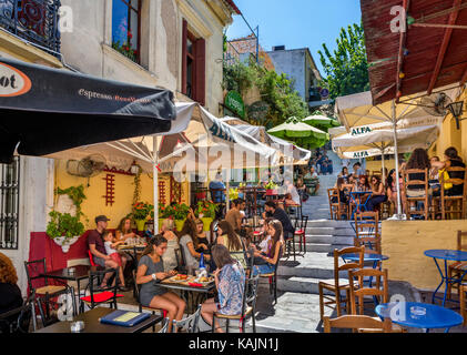 Plaka, Athen. Cafés und Tavernen in der Mnisikleous Street im Plaka-Viertel, Athen, Griechenland Stockfoto
