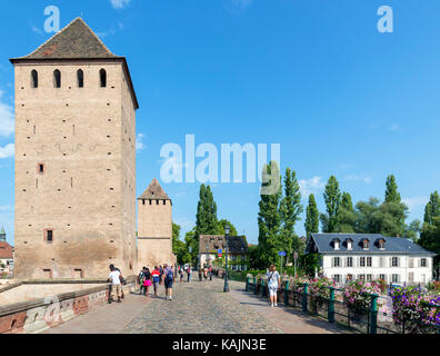 Die historischen des 13. Jahrhunderts Ponts Couverts über die Ill, Petite France, Straßburg, Elsass, Frankreich Stockfoto