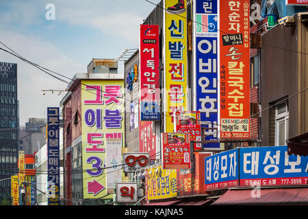 Straßenschilder in der Namdaemun Markt Straße in der Altstadt von Seoul, Südkorea, Asien. Stockfoto