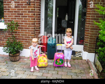Kinder mit ihren Koffer für Ihren Urlaub bereit begeistert Stockfoto