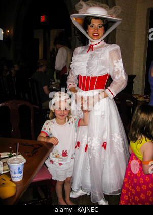 Kinder treffen Mary Poppins in Disney World, Florida, USA Stockfoto