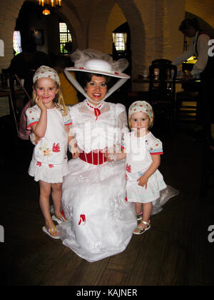 Kinder treffen Mary Poppins in Disney World, Florida, USA Stockfoto