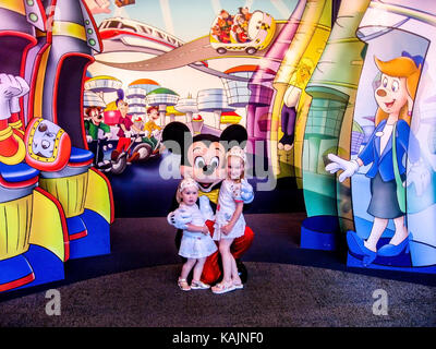 Kinder meeting Mickey Mouse in Disney World Florida USA Stockfoto