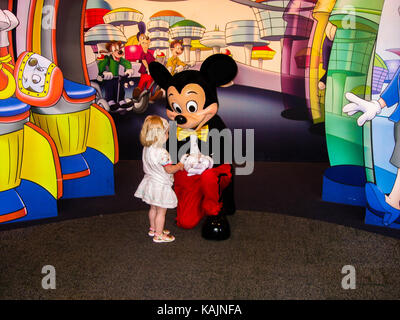 Kinder meeting Mickey Mouse in Disney World Florida USA Stockfoto