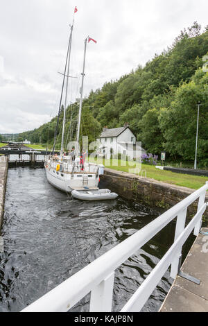 Boot überqueren einer Sperre für Dunardry Schlösser, Crinan Canal, Argyll und Bute Schottland Stockfoto