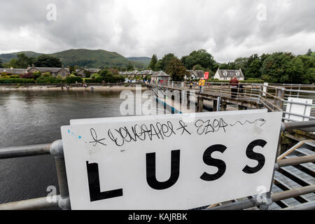 Tourist in Luss Pier, am Westufer von Loch Lomond, Argyll & Bute, Schottland, Großbritannien Stockfoto