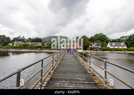 Tourist in Luss Pier, am Westufer von Loch Lomond, Argyll & Bute, Schottland, Großbritannien Stockfoto