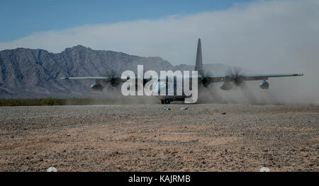 Ein U.S. Marine Corps KC-130J Super Hercules zugeordnet Marine Aviation Waffen und Taktiken Squadron (MAWTS-1) führt eine Berührung und Bewegung gehen Stockfoto