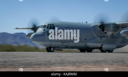 Ein U.S. Marine Corps KC-130J Super Hercules zugeordnet Marine Aviation Waffen und Taktiken Squadron (MAWTS-1) führt eine Berührung und Bewegung gehen Stockfoto