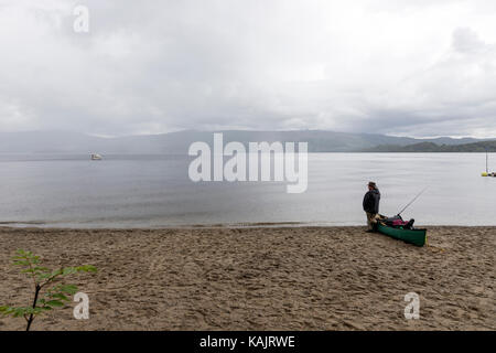 Fischer, die darauf warten, den Regen zu stoppen, um in Loch Lomond Luss, am Westufer von Loch Lomond, Argyll & Bute, Schottland, Großbritannien, zu fischen Stockfoto