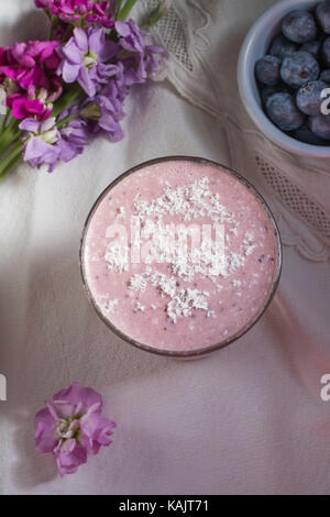 Banane und Blueberry Smoothie mit Mandelmilch gemacht. Ansicht von oben Stockfoto