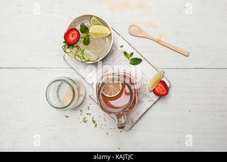 Frische Limonade mit Erdbeeren und Kalk, von oben Stockfoto