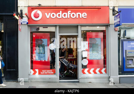 Vodafone-Shop in der Peascod Street in Windsor, Großbritannien. Stockfoto