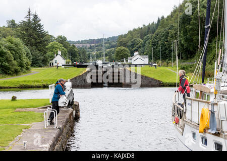 Verriegelungen öffnen ein Boot überqueren einer Sperre für Dunardry Schleusen zu ermöglichen, Crinan Canal, Argyll und Bute Schottland Stockfoto