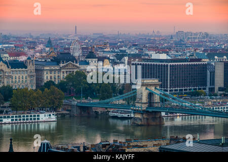 Budapest, Ungarn - Goldener Sonnenaufgang über der Pest mit der berühmten Szechenyi-Kettenbrücke an der Donau am frühen Morgen Stockfoto