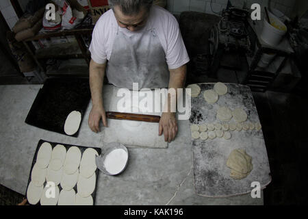 Bäcker bei der Arbeit Stockfoto