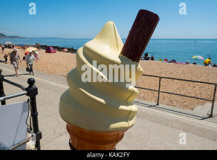 Riesige Eis an der Küste von Lyme Regis, Dorset, Großbritannien. Stockfoto