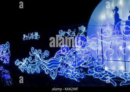 Farbenreiches blaues chinesisches Laternenfest Magical Lantern Festival, Roundhay Park Leeds, West Yorkshire, England, Großbritannien. Stockfoto