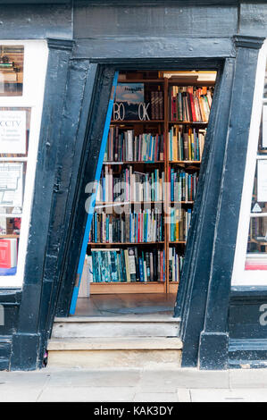 Die schrägen Tür des alten König Schule Shop in Canterbury, jetzt eine Buchhandlung. Stockfoto
