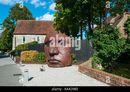 Maske oder Schott durch Rick Kirby, 2003 (Stahl). Außerhalb des Marlowe Theatre, Canterbury. Stockfoto