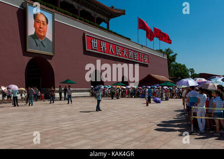 Peking, China - 29. Juli 2012: die Masse der Leute in der Linie in der Verbotenen Stadt in Peking, China Stockfoto