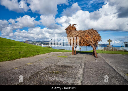 Riesige Skulptur von loaghtan Ram mit Blick auf die Douglas Bay Stockfoto