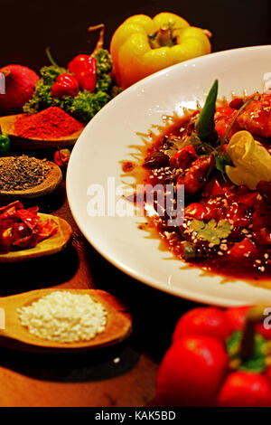 Tomatensauce und, optional, frische Tomaten (rot), Mozzarella (weiß) und Basilikum (Basilikum) und wurde nach der Königin Margherita von Italien genannt. Stockfoto
