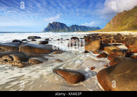 Berühmte Ort der Lofoten Uttakleiv Strand. Norwegische sonnige Landschaft. Norden Natur Norwegens. Stockfoto