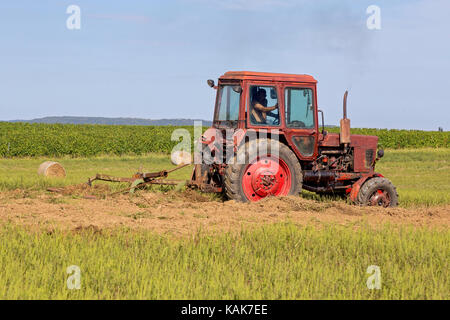 Alten Traktor Arbeiten auf dem Feld Stockfoto