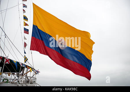 A.R.C. Gloria, Training und die offizielle Flaggschiff der Kolumbianischen Marine, fliegende naval Ensign, während ein Port Besuch in San Diego, Kalifornien, USA Stockfoto