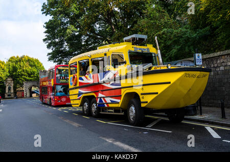 Ein amphibienfahrzeug von Windsor Duck Tours ist auf der Seite der Straße geparkt mit einem Doppel Decker Tour bus hinter geparkt. Stockfoto