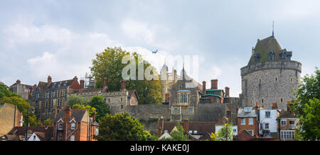 Blick auf Schloss Windsor von Alexandra Gärten als ein Flugzeug overhead fliegt. Stockfoto