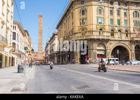 'Via Rizzoli' eine der wichtigsten Straße im historischen Zentrum von Bologna Stadt mit Blick auf den Asinelli Turm. Region Emilia-Romagna, Norditalien. Stockfoto