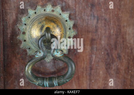 Türklopfer aus Metall auf einem hölzernen Tür ---Türklopfer aus Metall eine einer Holztüre - Türöffner Stockfoto