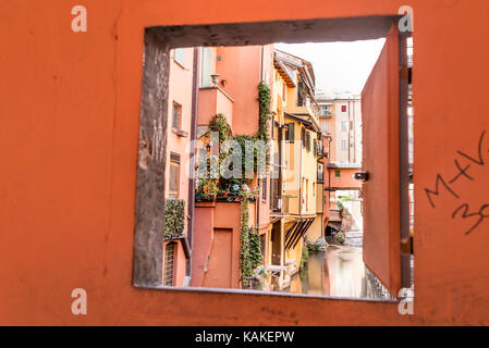 Fenster mit Blick auf den Canale delle Moline in Bologna. Es ist eines der wenigen erstreckt sich auf die Kanäle, die noch sichtbar ist. Über Piella, Bologna, Italien Stockfoto