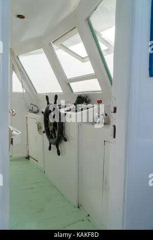 Lenkrad auf einem alten Yacht. Captain's Cabin. Stockfoto