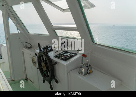 Lenkrad auf einem alten Yacht. Captain's Cabin. Stockfoto