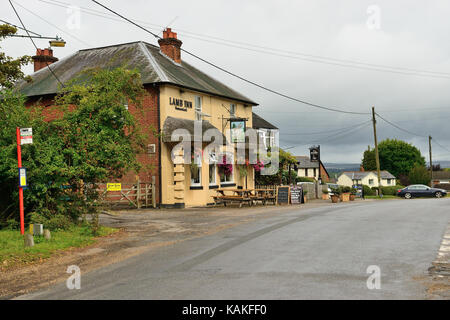 Das Lamb Inn, Nomansland, Wiltshire, vom Hampshire gesehen. Stockfoto