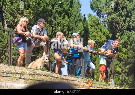 Zuschauer auf der Schlösser von der Fonterannes beim Überfahren einer Yacht Stockfoto