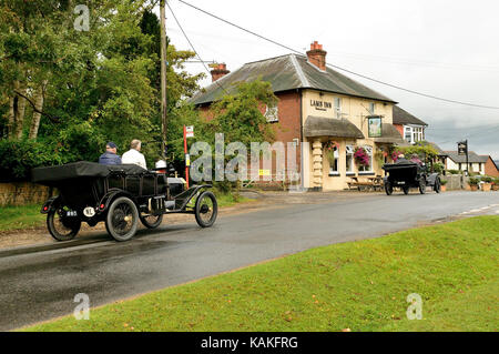 Vintage Autos vorbei das Lamb Inn, Nomansland, Wiltshire. Stockfoto